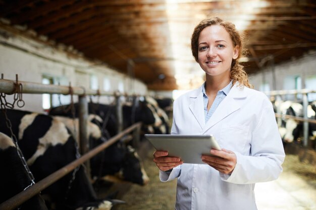 Un veterinario sonriente trabajando en una granja