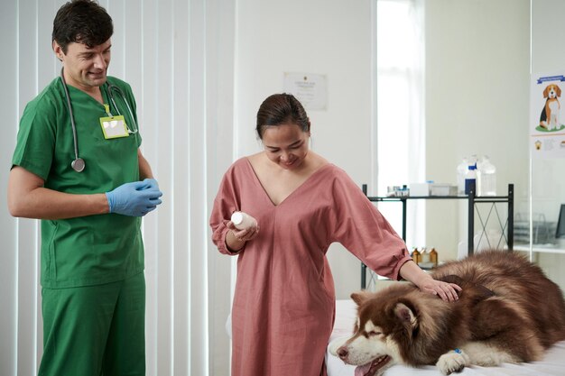 Veterinario visitante del dueño del perro