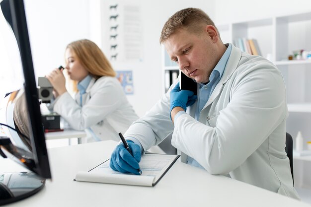 Veterinarios revisando análisis de sangre