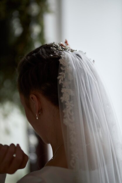 Véu de casamento da noiva na cabeça dela closeup