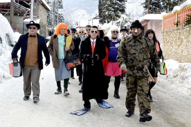 VEVCANI MACEDONIA 13 de enero de 2019 Atmosfera general con participantes disfrazados en un carnaval anual de Vevcani en el suroeste de Macedonia imagen