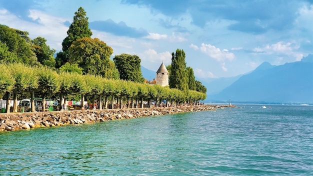 Vevey, Suiza - 27 de agosto de 2016: Paseo marítimo con las montañas de los Alpes y el lago de Ginebra Riviera en Vevey, cantón de Vaud, Suiza. gente en el fondo