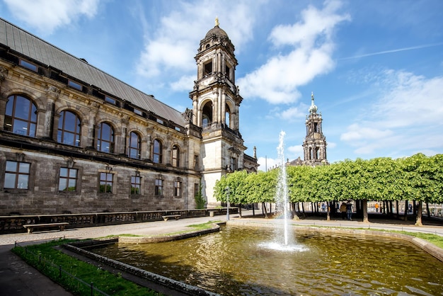 Vew no edifício do Tribunal de Recurso com fonte no terraço Bruhl na cidade de Dresden, Alemanha