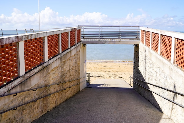 Vía de acceso para botes y rescate de playa de arena en el océano lacanau en Francia