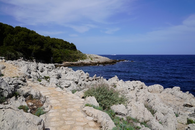 Via de pedra da praia acessa a costa marítima no sul de Antibes JuanlesPins França sudeste