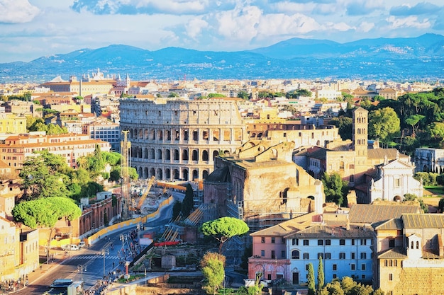 Via dei Fori Imperiali y Coliseo en el centro de la ciudad de Roma, Italia