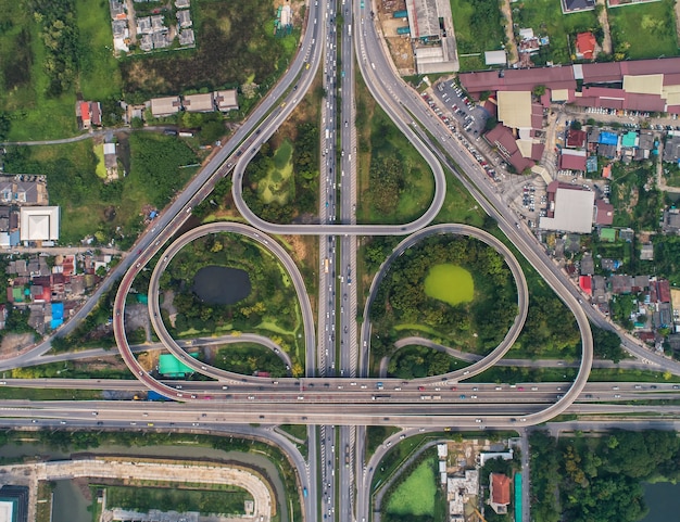 Via expressa com lotes do carro na cidade em Tailândia.