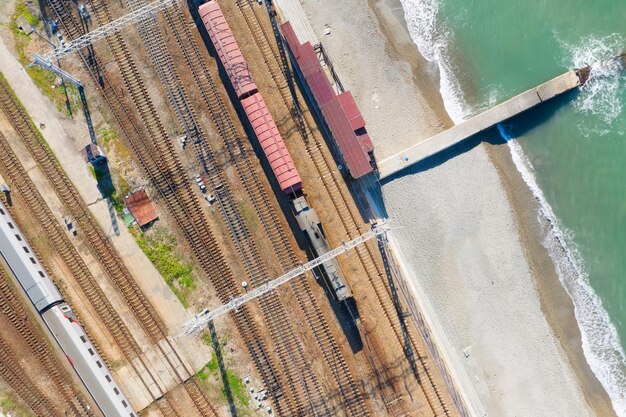 Vía férrea y caminos por la vista aérea del mar.