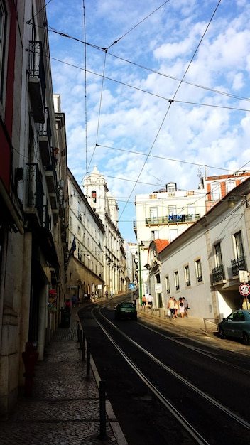 Foto vía férrea con edificios en segundo plano.