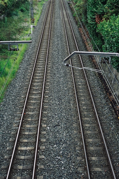 vía férrea en la estación de la ciudad