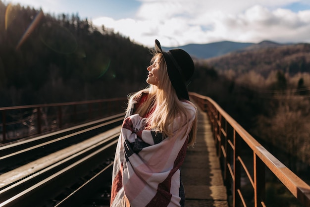 Vía férrea con girlxD en las montañas