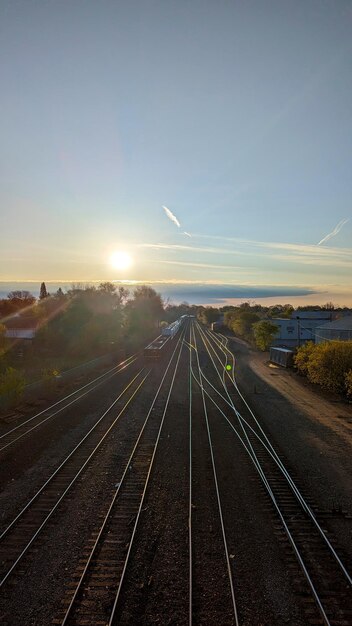 Vía férrea a la luz del sol