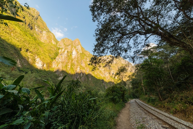 Vía férrea y montañas de Machu Picchu, Perú