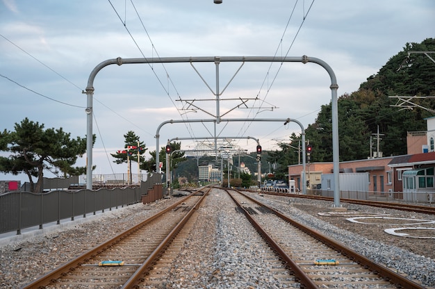 Vía férrea y poste eléctrico de cercanías en la estación