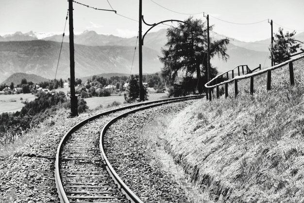 Foto la vía del ferrocarril por la montaña contra el cielo