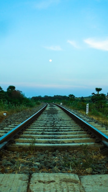 Vía de ferrocarril y la señal