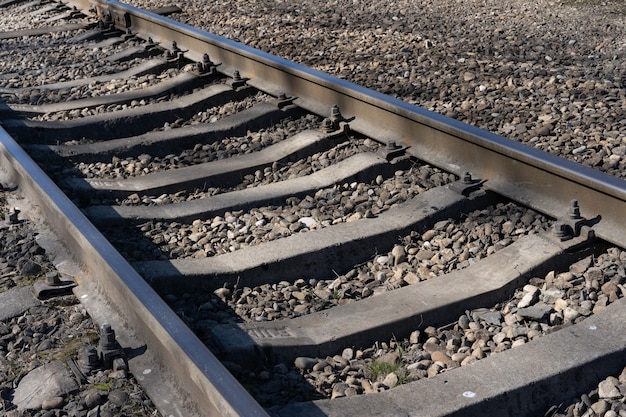 Vía de ferrocarril en el suelo