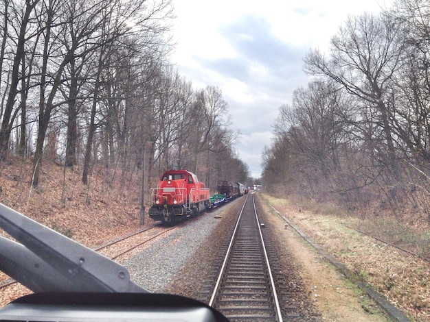 Foto la vía del ferrocarril vista a través del parabrisas del tren