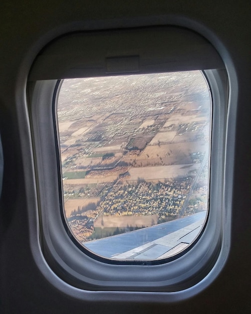 La vía del ferrocarril vista a través de la ventana del tren