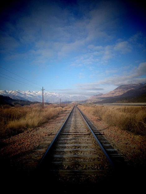 Foto vía ferroviaria hacia las montañas