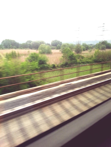 Vía ferroviaria que pasa por el paisaje