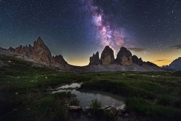 Via láctea acima das montanhas tre cime di lavaredo