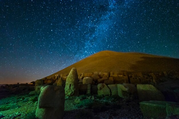 Via láctea acima de uma montanha nemrut. adiyaman - turquia