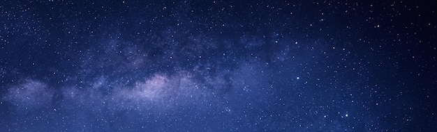 La Vía Láctea azul del cielo nocturno y las estrellas en fondo oscuro con ruido y grano capturados a través de la larga exposición y el equilibrio de blancos selectivo