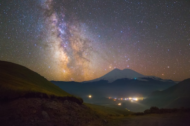 Vía Láctea brillante y estrellas sobre el monte Elbrus