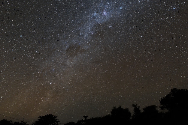 Vía Láctea y cielo estrellado sobre las montañas en la isla de Bali.