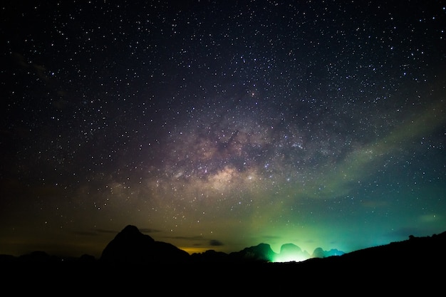 Vía láctea, cielo nocturno y estrella.