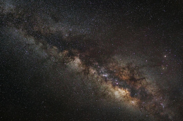 Vía Láctea en un cielo nocturno Fotografía de larga exposición con grano