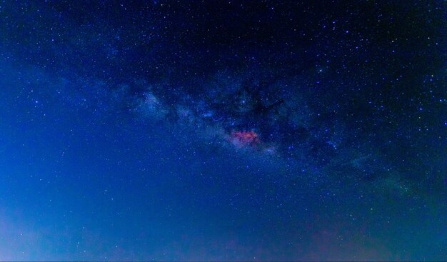 Vía Láctea en el cielo nocturno.