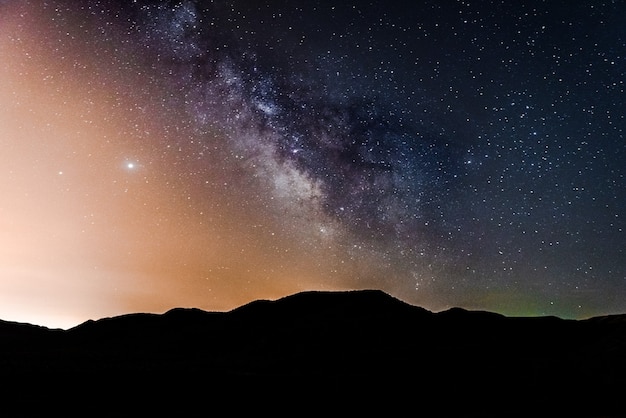 Vía Láctea en el cielo nocturno