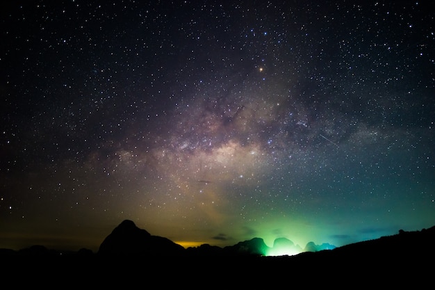 Vía Láctea, cielo oscuro y lazo estrellado. Vía láctea, cielo nocturno y bucle estrellado.