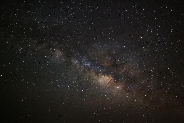 Via Láctea com estrelas e poeira espacial no universo Fotografia de longa exposição com grainxAxA