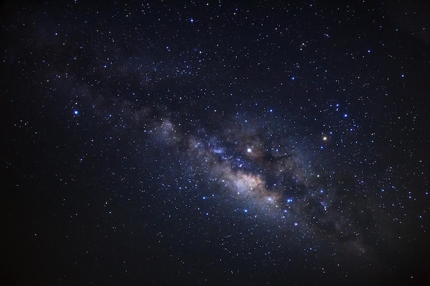 Via Láctea com estrelas e poeira espacial no universo Fotografia de longa exposição com grãos