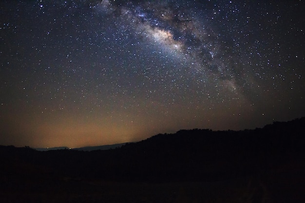 Via Láctea com estrelas e poeira espacial no universo Fotografia de longa exposição com grãos