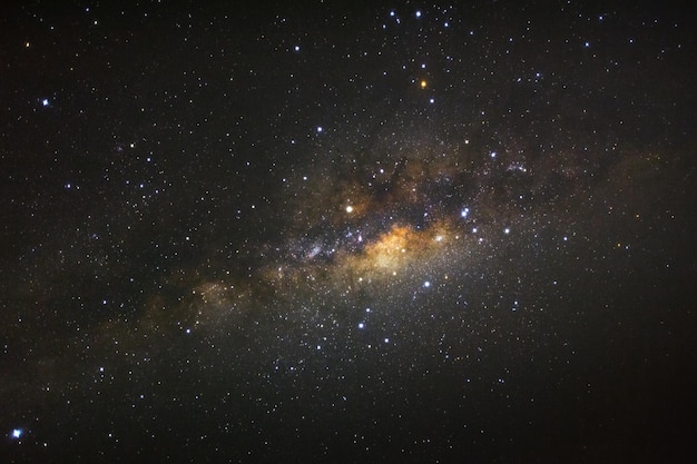 Via Láctea com estrelas e poeira espacial no universo Fotografia de longa exposição com grãos