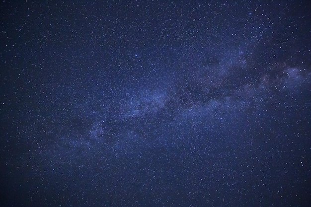 Via láctea com estrelas e poeira espacial no universo fotografia de longa exposição com grãos