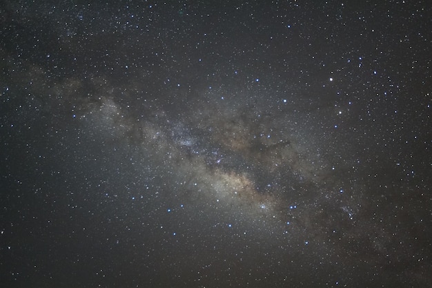 Via Láctea com estrelas e poeira espacial no universo