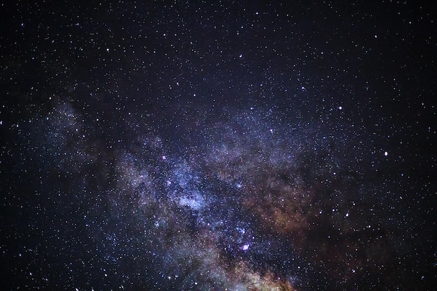 Via láctea com estrelas e poeira espacial no universo