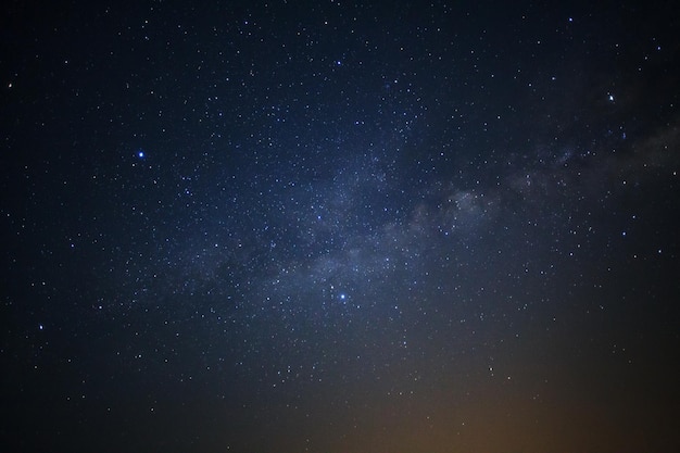 Via láctea com estrelas e poeira espacial no universo