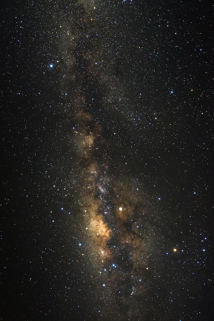 Via Láctea com estrelas e poeira espacial no universo