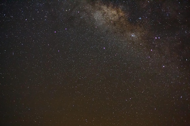 Via Láctea com estrelas e poeira espacial no universo