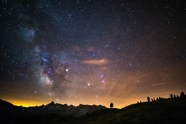 Via láctea e céu estrelado capturado em alta altitude no verão nos alpes italianos