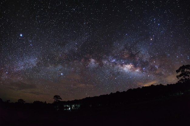 Via Láctea e silhueta de árvore com nuvem no Parque Nacional Phu Hin Rong KlaPhitsanulok Tailândia