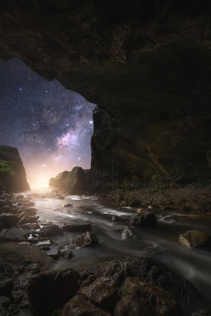 La Vía Láctea se eleva sobre la cascada a la luz de la luna