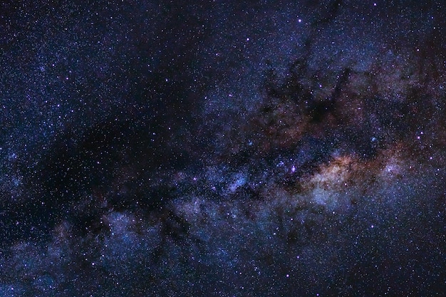 Via Láctea em um céu noturno Fotografia de longa exposição com grãos