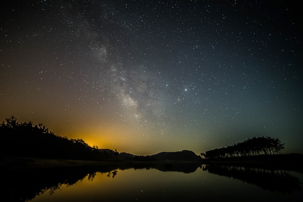 Foto la vía láctea y la estrella de la isla anmyeon, taean-gun, corea.